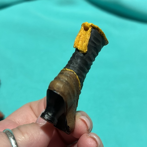 Set of 6 adorable vintage miniature womens’ porcelain or resin (?) boots - Picture 10 of 13